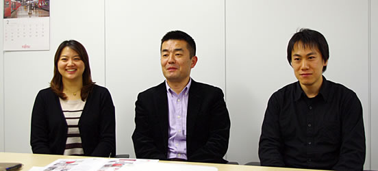 （左から）富士通デザイン株式会社　ユーザー・エクスペリエンスデザイン部 福田菜美子さん、伊藤智之さん、近藤真太郎さんの写真