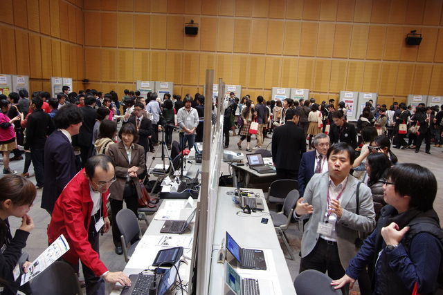 同シンポジウムの中で行われた各種の情報保障支援システム機器や各大学の活動などを展示したランチセッション（PEPNet-Japan事務局提供)