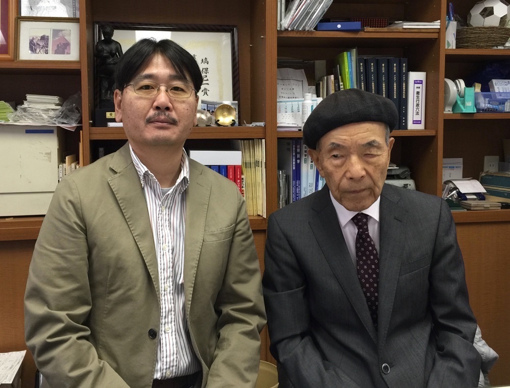 ヘレンケラーシステム開発プロジェクト、長谷川貞夫さん（社会福祉法人 桜雲会理事）（右）と、アプリ開発者の武藤繁夫さん（TM研究所）（左）