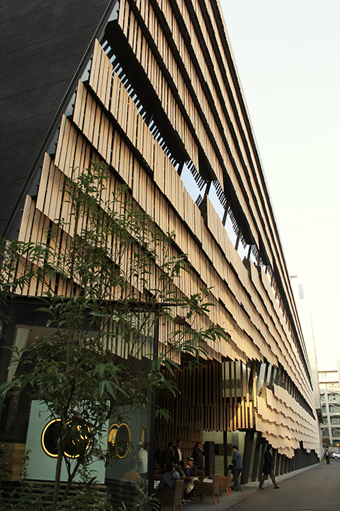 研究室のある東京大学大学院情報学環ダイワユビキタス学術研究棟にはカフェも併設されている
