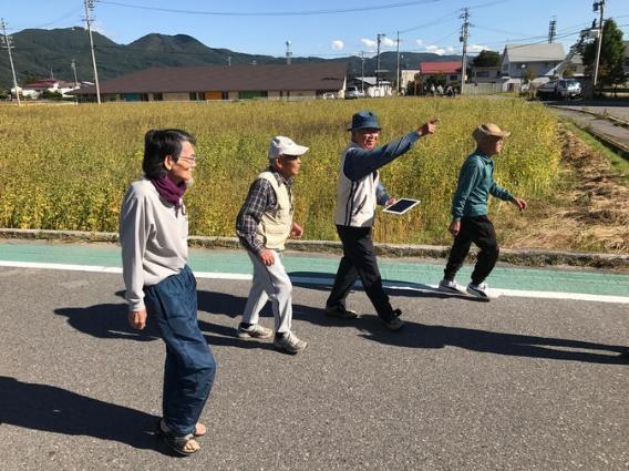 2017年9月に長野県大町市・栄町老人会の協力のもと、「LiveAir」を活用した見守り・捜索実証実験を行ったときの様子