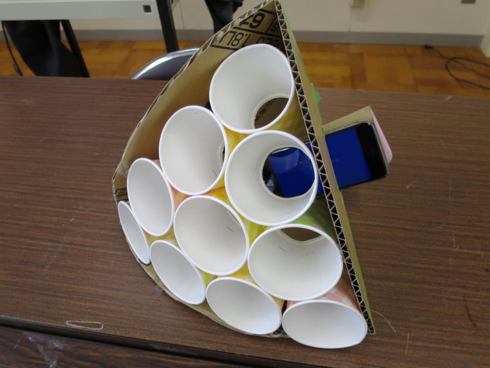 池田教諭手作りの紙コップのスピーカー。スマートフォンから流れる音楽が心地よく響く